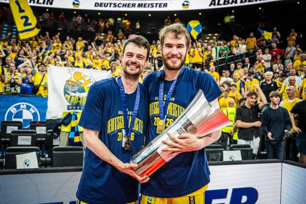 Basketball München 21.06.2026 Saison 2025 2026 EasyCredit BBL 1. Bundesliga Playoffs Finale Spiel 5 Männer, Herren FC Bayern München - Alba Berlin Alba Berlin gewinnt die Deutsche Meisterschaft 2026 Malte Delow (Alba Berlin, No.06) Jonas Mattisseck (Alba Berlin, No.09) *** Basketball Munich June 21, 2026 2025–2026 Season EasyCredit BBL 1 Bundesliga Playoffs Final Game 5 Mens Division, FC Bayern Munich vs. Alba Berlin Alba Berlin wins the 2026 German Championship Malte Delow, Alba Berlin, No. 06 Jonas Mattisseck, Alba Berlin; No. 09,detected_source_language