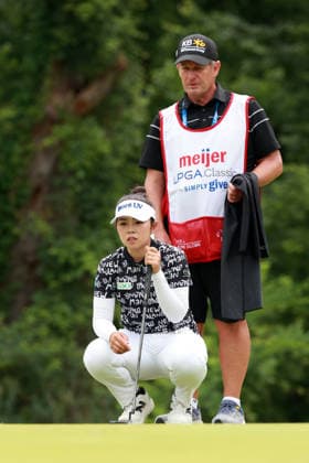 Meijer LPGA, Golf Damen Classic by Simply Give Belmont, MI - JUNE 21: Miyu Yamashita of Japan lines up her putt with her caddie on the 12th green during the final round of the Meijer LPGA Classic by Simply Give at Blythefield Country Club on June 21, 2026 in Belmont, Michigan. Belmont Michigan United States  Copyright: xAmyxLemusx originalFilename:lemus-meijerlp260621_npXkd.jpg