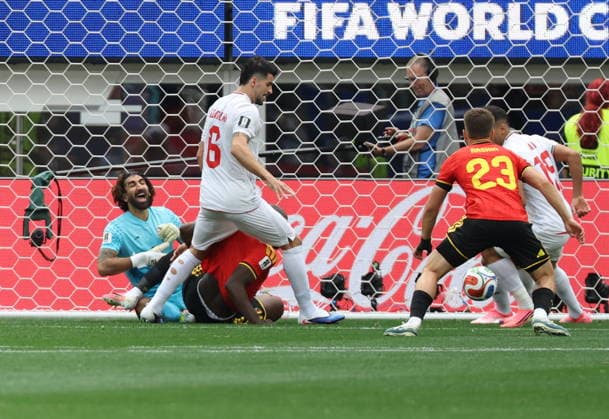FIFA World Cup, WM, Weltmeisterschaft, Fussball 2026 - Group G - Belgium vs Iran Iran goalkeeper Alireza Beiranvand (L) is fouled by Romelu Lukaku of Belgium (hidden) during the FIFA World Cup 2026 group stage match Belgium against Iran, in Los Angeles, USA, 21 June 2026. LOS ANGELES United States  Copyright: xCHRISTOPHERxTORRESx