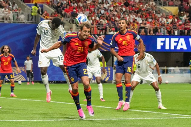 June 21, 2026, Atlanta, Georgia, United States of America: Midfielder MIKEL OYARZABAL (21) of Spain heads the ball against Defender SAUD ABDULHAMID (12) of Saudi Arabia during the Spain vs Saudi Arabia First Stage Group H match in ATLANTA, Georgia. Spain won 4-0. Atlanta United States of America - ZUMAg276 20260621_zsp_g276_031 Copyright: xMalachixGabrielx