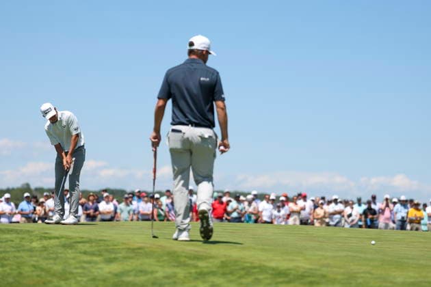 US Open Golf Championship - Round 4 Sam Stevens of the US (L) during the fourth round of the 2026 US Open golf tournament at the Shinnecock Hills Golf Club in Southampton, New York, USA, 21 June 2026. SOUTHAMPTON NEW YORK UNITED STATES  Copyright: xSARAHxYENESELx