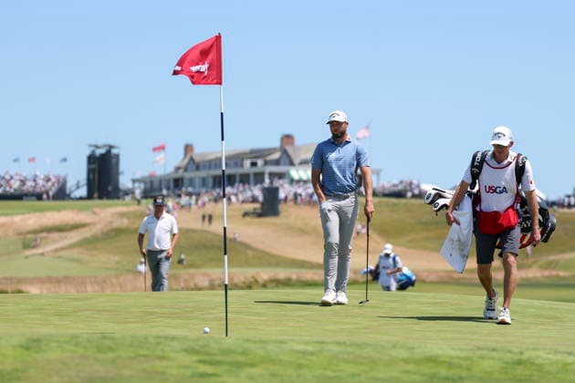 US Open Golf Championship - Round 4 Sam Burns of the US (C) during the fourth round of the 2026 US Open golf tournament at the Shinnecock Hills Golf Club in Southampton, New York, USA, 21 June 2026. SOUTHAMPTON NEW YORK UNITED STATES  Copyright: xSARAHxYENESELx