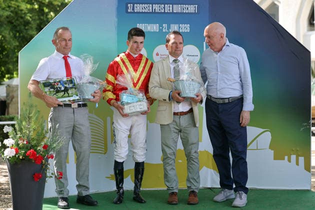 21.06.2026, Dortmund, Nordrhein-Westfalen, GER - Siegerehrung: Best Lightning mit Benjamin Marie gewinnt den 37. Preis der Wirtschaft. Galopprennbahn Dortmund-Wambel. (Siegerehrung, Best Lightning, Marie, Sieg) 260621SG925DORTMUND.JPG *** June 21, 2026, Dortmund, North Rhine-Westphalia, GER Award Ceremony