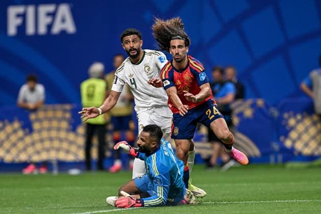 Spain v Saudi Arabia Group H - FIFA World Cup, WM, Weltmeisterschaft, Fussball 2026 ATLANTA, GEORGIA - JUNE 21: Spain s Marc Cucurella ( 24) in action against the Saudi Arabia defender and goalkeeper during the Group H match of the 2026 FIFA World Cup at Atlanta Stadium, June 21, 2026. ATLANTA United States of America Copyright: x xwalidxibrahimx xJNAxPressx