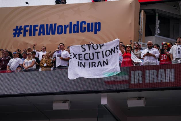 USA: Fußball FIFA World Cup, WM, Weltmeisterschaft, Fussball 2026 Gruppenphase Gruppe G Belgien vs Iran SoFi Stadium (Inglewood, Los Angeles County, Kalifornien): Iranische Regimekritiker und Aktivisten protestieren auf der Tribüne mit einem Banner Stop Executions in Iran gegen Hinrichtungen in der Islamischen Republik. Zuschauer halten weitere Plakate hoch und machen auf die Menschenrechtslage aufmerksam. Iran, Protest, Regimekritik, Opposition, Menschenrechte, Hinrichtungen, Todesstrafe, Islamische Republik, Aktivisten, Banner, Demonstration, Exiliraner, FIFA World Cup, Stadion, Politik. *** USA Soccer 2026 FIFA World Cup Group Stage Group G Belgium vs. Iran SoFi Stadium, Inglewood, Los Angeles County, California Iranian dissidents and activists protest in the stands with a banner reading Stop Executions in Iran against executions in the Islamic Republic Spectators hold up additional posters and draw attention to the human rights situation Iran, protest, criticism of the regime, opposition, human rights, executions, death penalty, Islamic Republic, activists, banner, demonstration, Iranian exiles, FIFA World Cup, stadium, politics,detected_source_language Copyright: xJOERANxSTEINSIEKx