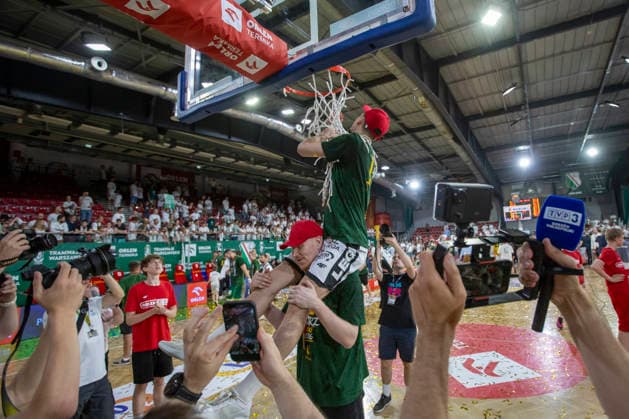 Legia Warszawa - Zastal Zeilona Gora 21.06.2026 basketball , Warsaw, League Men , Orlen Basket Liga , OBL, seven, final game (koszykowka, siodmy mecz finalowy) Legia Warszawa - Zastal Zielona Gora image shows: team photo Legia Warszawa team photo win react, trophy, gold medal, first place photo Katarzyna Plewczynska Fotostyk Copyright: xKatarzynaxPlewczynska Fotostykx 20260621IMG_7214