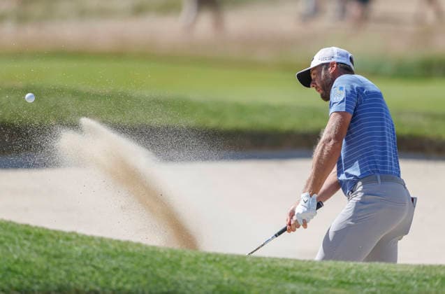 Sport Bilder des Tages Sam Burns hits out of a bunker to the 7th green during the final round of the 126th U.S. Open Golf Championship at Shinnecock Hills Golf Club in Southampton, NY, on Sunday, June 21, 2026.  NYC20260621811 JOHNxANGELILLO