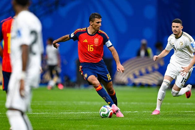 ATLANTA, GA - JUNE 21: Rodri 16 of Spain dribbles during the FIFA World Cup, WM, Weltmeisterschaft, Fussball 2026 Group H match between Spain and Saudi Arabia on June 21st, 2026 at Atlanta Stadium in Atlanta, GA. (Photo by Rich von Biberstein Icon Sportswire) SOCCER: JUN 21 FIFA World Cup 26 Group H - Spain vs Saudi Arabia EDITORIAL USE ONLY Icon260621003
