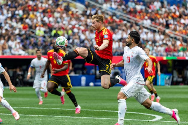 Sport Bilder des Tages June 21, 2026, Los Angeles, California, USA: Belgium Kevin De Bruyne (7) controls the ball away from IR Iran Hossein Kanani (13) during the FIFA World Cup, WM, Weltmeisterschaft, Fussball Group G soccer match at SoFi Stadium in Inglewood, Calif., Sunday, June 21, 2026. Los Angeles USA - ZUMAc68_ 20260621_zaf_c68_019 Copyright: xRingoxChiux