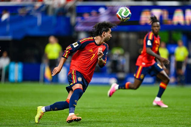 ATLANTA, GA - JUNE 21: Ferran Torres 7 of Spain passes during the FIFA World Cup, WM, Weltmeisterschaft, Fussball 2026 Group H match between Spain and Saudi Arabia on June 21st, 2026 at Atlanta Stadium in Atlanta, GA. (Photo by Rich von Biberstein Icon Sportswire) SOCCER: JUN 21 FIFA World Cup 26 Group H - Spain vs Saudi Arabia EDITORIAL USE ONLY Icon260621040
