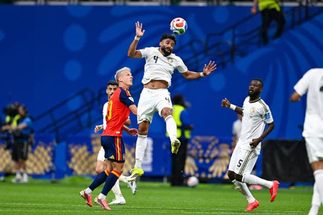 ATLANTA, GA - JUNE 21: Abdulelah al-Amri 4 of Saudi Arabia heads the ball during the FIFA World Cup, WM, Weltmeisterschaft, Fussball 2026 Group H match between Spain and Saudi Arabia on June 21st, 2026 at Atlanta Stadium in Atlanta, GA. (Photo by Rich von Biberstein Icon Sportswire) SOCCER: JUN 21 FIFA World Cup 26 Group H - Spain vs Saudi Arabia EDITORIAL USE ONLY Icon260621068