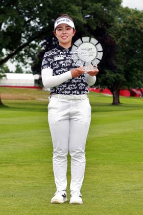 Meijer LPGA, Golf Damen Classic by Simply Give Belmont, MI - JUNE 21: Miyu Yamashita of Japan holds the trophy during the awards ceremony at the conclusion of the final round of the Meijer LPGA Classic by Simply Give at Blythefield Country Club on June 21, 2026 in Belmont, Michigan. Belmont Michigan United States  Copyright: xAmyxLemusx originalFilename:lemus-meijerlp260621_npkrr.jpg