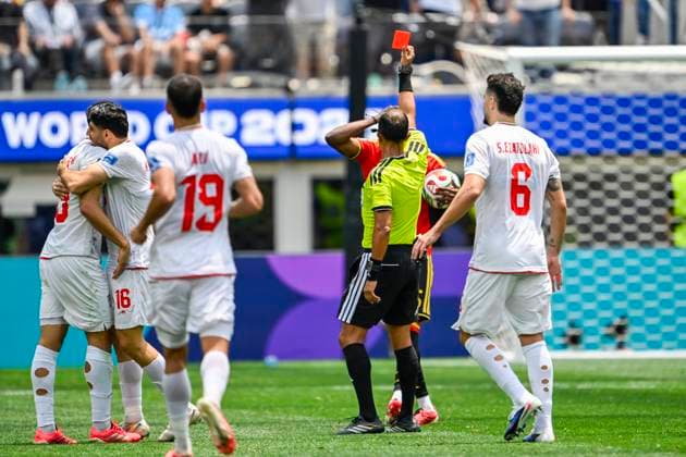 Belgium vs Iran - FIFA World Cup, WM, Weltmeisterschaft, Fussball 2026 LOS ANGELES, USA - JUNE 21 : Darío Herrera, referee of the game giving a red card to Ngoy Nathan of Belgium during the FIFA World Cup 2026 Group G match between Belgium and Iran at the SOFI STADIUM on June 21, 2026 in Los Angeles, USA, 21 06 2026 Los Angeles United States of America  Copyright: xNicoxVereeckenx