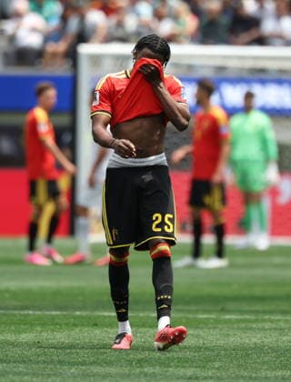 FIFA World Cup, WM, Weltmeisterschaft, Fussball 2026 - Group G - Belgium vs Iran Ngoy of Belgium leaves the pitch after being sent off with a red card during the FIFA World Cup 2026 group stage match Belgium against Iran, in Los Angeles, USA, 21 June 2026. LOS ANGELES United States  Copyright: xCHRISTOPHERxTORRESx