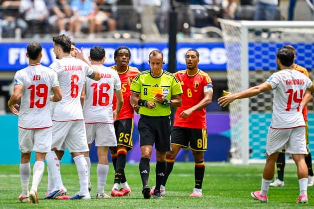 Belgium vs Iran - FIFA World Cup, WM, Weltmeisterschaft, Fussball 2026 LOS ANGELES, USA - JUNE 21 : Darío Herrera, referee of the game giving a red card to Ngoy Nathan of Belgium during the FIFA World Cup 2026 Group G match between Belgium and Iran at the SOFI STADIUM on June 21, 2026 in Los Angeles, USA, 21 06 2026 Los Angeles United States of America  Copyright: xNicoxVereeckenx
