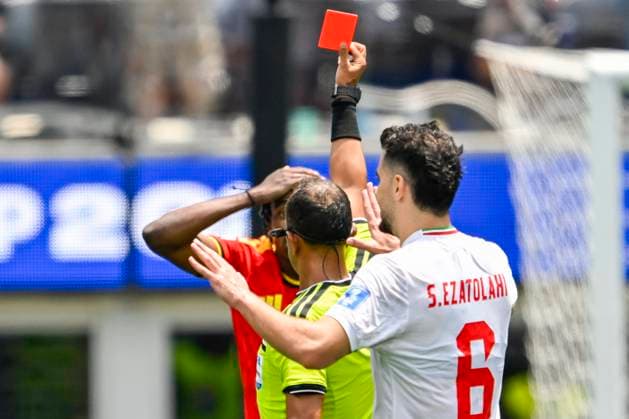 Belgium vs Iran - FIFA World Cup, WM, Weltmeisterschaft, Fussball 2026 LOS ANGELES, USA - JUNE 21 : Darío Herrera, referee of the game giving a red card to Ngoy Nathan of Belgium during the FIFA World Cup 2026 Group G match between Belgium and Iran at the SOFI STADIUM on June 21, 2026 in Los Angeles, USA, 21 06 2026 Los Angeles United States of America  Copyright: xNicoxVereeckenx