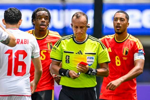 Belgium vs Iran - FIFA World Cup, WM, Weltmeisterschaft, Fussball 2026 LOS ANGELES, USA - JUNE 21 : Darío Herrera, referee of the game giving a red card to Ngoy Nathan of Belgium during the FIFA World Cup 2026 Group G match between Belgium and Iran at the SOFI STADIUM on June 21, 2026 in Los Angeles, USA, 21 06 2026 Los Angeles United States of America  Copyright: xNicoxVereeckenx