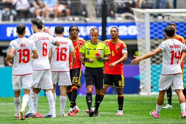 Belgium vs Iran - FIFA World Cup, WM, Weltmeisterschaft, Fussball 2026 LOS ANGELES, USA - JUNE 21 : Darío Herrera, referee of the game giving a red card to Ngoy Nathan of Belgium during the FIFA World Cup 2026 Group G match between Belgium and Iran at the SOFI STADIUM on June 21, 2026 in Los Angeles, USA, 21 06 2026 Los Angeles United States of America  Copyright: xNicoxVereeckenx