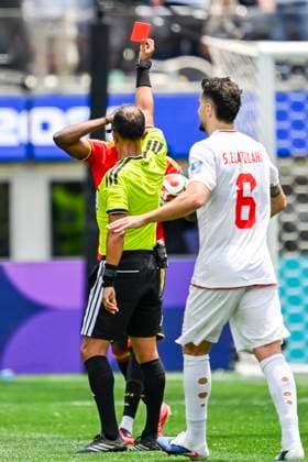 Belgium vs Iran - FIFA World Cup, WM, Weltmeisterschaft, Fussball 2026 LOS ANGELES, USA - JUNE 21 : Darío Herrera, referee of the game giving a red card to Ngoy Nathan of Belgium during the FIFA World Cup 2026 Group G match between Belgium and Iran at the SOFI STADIUM on June 21, 2026 in Los Angeles, USA, 21 06 2026 Los Angeles United States of America  Copyright: xNicoxVereeckenx