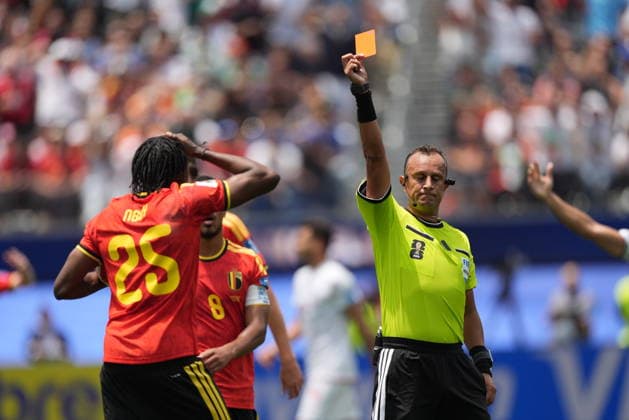 Sport Bilder des Tages Belgium v IR Iran - FIFA World Cup, WM, Weltmeisterschaft, Fussball 2026 - Group G LOS ANGELES, CALIFORNIA - JUNE 21: Nathan Ngoy (25) of Belgium is sent off as referee show a red card during the 2026 FIFA World Cup First Stage Group G match between Belgium and IR Iran at the Los Angeles Stadium (SoFi Stadium) in Inglewood, California, United States on June 21, 2026. Tayfun Coskun Anadolu California United States. Editorial use only. Please get in touch for any other usage.  Copyright: x2026xAnadoluxTayfunxCoskunx