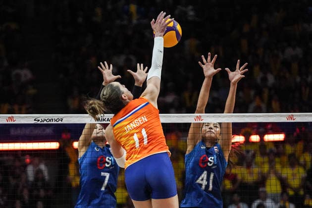 FIVB Women s Nations League 2026. Laura Jansen of the Netherlands competes against Papatchaya Phontham and Kaewkalaya Kamulthala of Thailand during the FIVB Women s Volleyball Nations League match between Thailand and the Netherlands in Bangkok, Thailand, on June 21, 2026. Bangkok Bangkok Thailand  Copyright: xAnusakxLaowilasx originalFilename:laowilas-notitle260621_npjn9.jpg