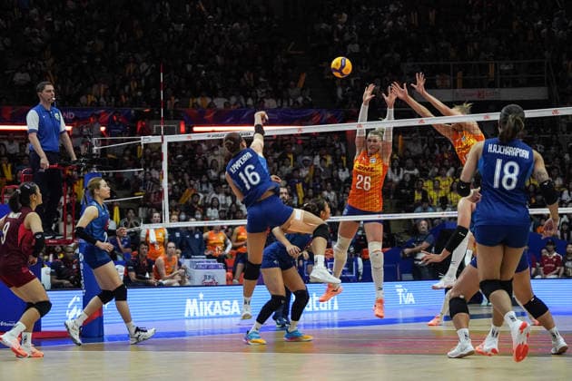 FIVB Women s Nations League 2026. Pimpichaya Kokram of Thailand competes against Elles Dambrink of the Netherlands during the FIVB Women s Volleyball Nations League match between Thailand and the Netherlands in Bangkok, Thailand, on June 21, 2026. Bangkok Bangkok Thailand  Copyright: xAnusakxLaowilasx originalFilename:laowilas-notitle260621_npPoR.jpg