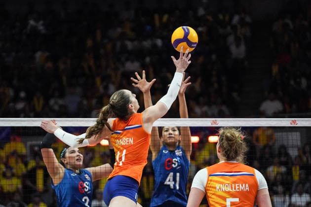 FIVB Women s Nations League 2026. Laura Jansen of the Netherlands competes against Kaewkalaya Kamulthala of Thailand during the FIVB Women s Volleyball Nations League match between Thailand and the Netherlands in Bangkok, Thailand, on June 21, 2026. Bangkok Bangkok Thailand  Copyright: xAnusakxLaowilasx originalFilename:laowilas-notitle260621_npq9o.jpg