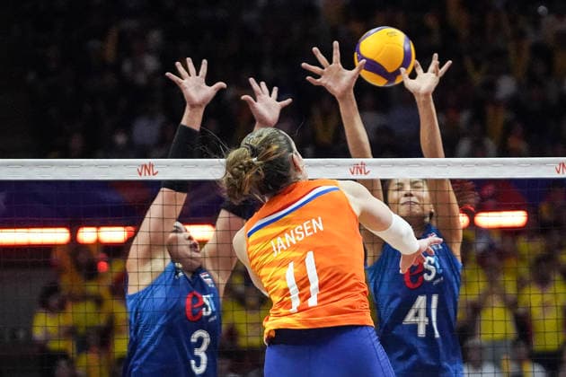 FIVB Women s Nations League 2026. Laura Jansen of the Netherlands competes against Pornpun Guedpard and Kaewkalaya Kamulthala of Thailand during the FIVB Women s Volleyball Nations League match between Thailand and the Netherlands in Bangkok, Thailand, on June 21, 2026. Bangkok Bangkok Thailand  Copyright: xAnusakxLaowilasx originalFilename:laowilas-notitle260621_np2Eq.jpg