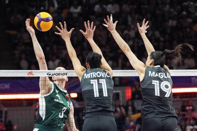 FIVB Women s Nations League 2026. Andrea Mitrovic and Emily Maglio of Canada compete against Magdalena Stysiak of Poland during the FIVB Women s Volleyball Nations League match between Poland and Canada in Bangkok, Thailand, on June 21, 2026. Bangkok Bangkok Thailand  Copyright: xAnusakxLaowilasx originalFilename:laowilas-notitle260621_npIoM.jpg