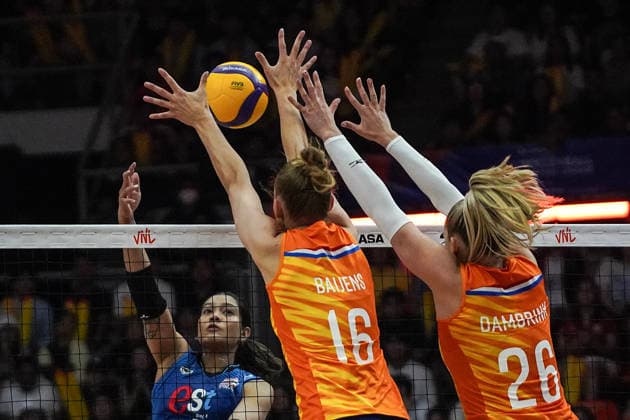 FIVB Women s Nations League 2026. Indy Baijens and Elles Dambrink of the Netherlands compete against Ajcharaporn Kongyot of Thailand during the FIVB Women s Volleyball Nations League match between Thailand and the Netherlands in Bangkok, Thailand, on June 21, 2026. Bangkok Bangkok Thailand  Copyright: xAnusakxLaowilasx originalFilename:laowilas-notitle260621_npj7p.jpg