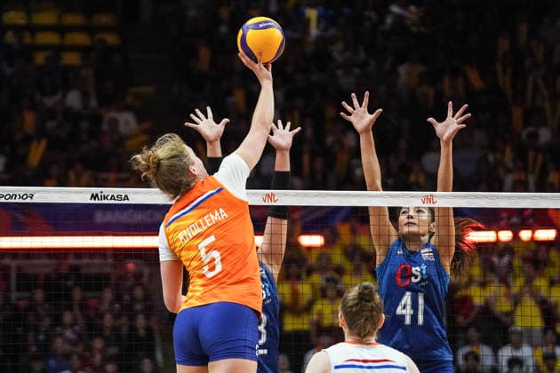 FIVB Women s Nations League 2026. Jolien Knollema of the Netherlands competes against Kaewkalaya Kamulthala of Thailand during the FIVB Women s Volleyball Nations League match between Thailand and the Netherlands in Bangkok, Thailand, on June 21, 2026. Bangkok Bangkok Thailand  Copyright: xAnusakxLaowilasx originalFilename:laowilas-notitle260621_npSh2.jpg