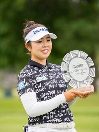 BELMONT, MI - JUNE 21: Miyu Yamashita of Japan holds the trophy after winning the final round of the LPGA, Golf Damen Meijer LPGA Classic for Simply Give on June 21, 2026, at Blythefield Country Club in Belmont, Michigan. (Photo by Joseph Weiser Icon Sportswire) GOLF: JUN 21 LPGA Meijer LPGA Classic for Simply Give EDITORIAL USE ONLY Icon260621048