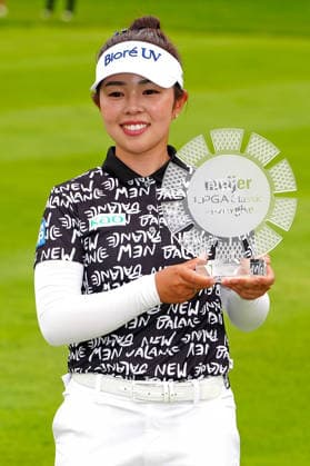 BELMONT, MI - JUNE 21: LPGA, Golf Damen golfer Miyu Yamashita poses with the trophy on June 21, 2026, after winning the LPGA Meijer LPGA Classic for Simply Give at Blythefield Country Club in Belmont, Michigan. (Photo by Brian Spurlock Icon Sportswire) GOLF: JUN 21 LPGA Meijer LPGA Classic for Simply Give EDITORIAL USE ONLY Icon26062152