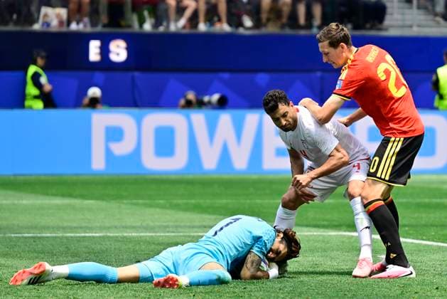 Belgium vs Iran - FIFA World Cup, WM, Weltmeisterschaft, Fussball 2026 LOS ANGELES, USA - JUNE 21 : Vanaken Hans midfielder of Belgium battles for the ball with Beiranvand Alireza goalkeeper of Iran during the FIFA World Cup 2026 Group G match between Belgium and Iran at the SOFI STADIUM on June 21, 2026 in Los Angeles, USA, 21 06 2026 Los Angeles United States of America  Copyright: xJanxDexMeuleneirx