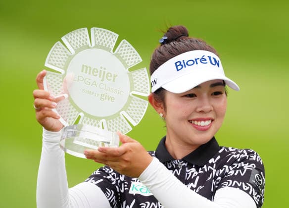 BELMONT, MI - JUNE 21: LPGA, Golf Damen golfer Miyu Yamashita poses with the trophy on June 21, 2026, after winning the LPGA Meijer LPGA Classic for Simply Give at Blythefield Country Club in Belmont, Michigan. (Photo by Brian Spurlock Icon Sportswire) GOLF: JUN 21 LPGA Meijer LPGA Classic for Simply Give EDITORIAL USE ONLY Icon26062157