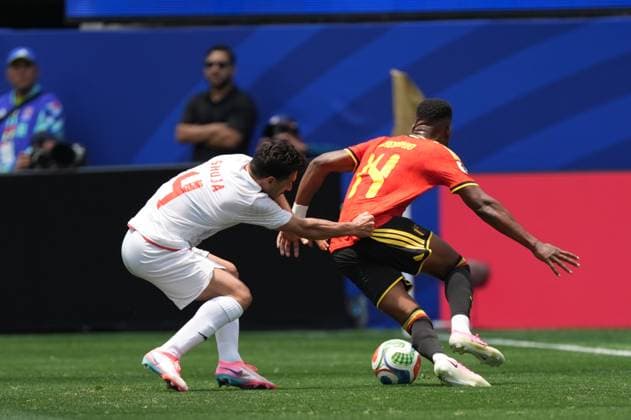 Belgium v IR Iran - FIFA World Cup, WM, Weltmeisterschaft, Fussball 2026 - Group G LOS ANGELES, CALIFORNIA - JUNE 21: Dodi Lukebakio (14) of Belgium in action against Shoja Khalilzadeh (4) of Iran during the 2026 FIFA World Cup First Stage Group G match between Belgium and IR Iran at the Los Angeles Stadium (SoFi Stadium) in Inglewood, California, United States on June 21, 2026. Tayfun Coskun Anadolu California United States. Editorial use only. Please get in touch for any other usage.  Copyright: x2026xAnadoluxTayfunxCoskunx