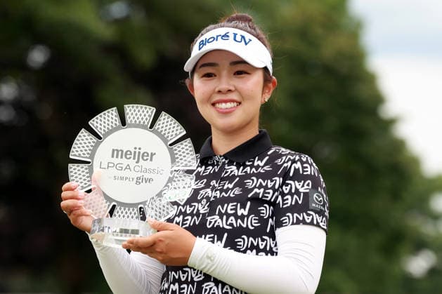 Meijer LPGA, Golf Damen Classic by Simply Give Belmont, MI - JUNE 21: Miyu Yamashita of Japan holds the trophy during the awards ceremony at the conclusion of the final round of the Meijer LPGA Classic by Simply Give at Blythefield Country Club on June 21, 2026 in Belmont, Michigan. Belmont Michigan United States  Copyright: xAmyxLemusx originalFilename:lemus-meijerlp260621_npRV3.jpg