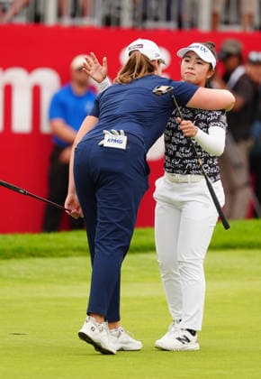 BELMONT, MI - JUNE 21: LPGA, Golf Damen golfer Lottie Woad hugs Miyu Yamashita after losing on the 18th hole during a sudden death playoff on June 21, 2026, during the final round of the LPGA Meijer LPGA Classic for Simply Give at Blythefield Country Club in Belmont, Michigan. (Photo by Brian Spurlock Icon Sportswire) GOLF: JUN 21 LPGA Meijer LPGA Classic for Simply Give EDITORIAL USE ONLY Icon26062162