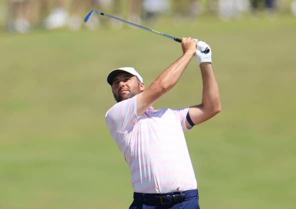 Scottie Scheffler hits an approach shot on the 1st fairway during the final round of the 126th U.S. Open Golf Championship at Shinnecock Hills Golf Club in Southampton, NY, on Sunday, June 21, 2026.  NYC20260621846 COREYxSIPKIN