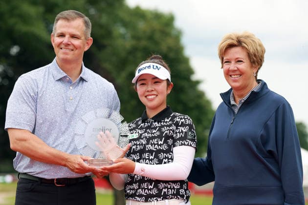 Meijer LPGA, Golf Damen Classic by Simply Give Belmont, MI - JUNE 21: Miyu Yamashita of Japan holds the trophy during the awards ceremony at the conclusion of the final round of the Meijer LPGA Classic by Simply Give at Blythefield Country Club on June 21, 2026 in Belmont, Michigan. Belmont Michigan United States  Copyright: xAmyxLemusx originalFilename:lemus-meijerlp260621_npdhW.jpg
