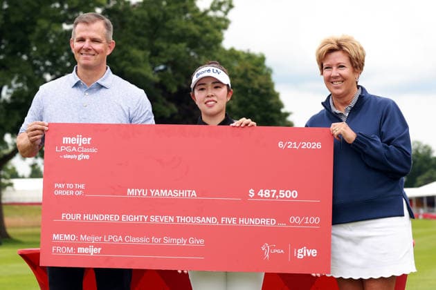 Meijer LPGA, Golf Damen Classic by Simply Give Belmont, MI - JUNE 21: Miyu Yamashita of Japan holds the check during the awards ceremony at the conclusion of the final round of the Meijer LPGA Classic by Simply Give at Blythefield Country Club on June 21, 2026 in Belmont, Michigan. Belmont Michigan United States  Copyright: xAmyxLemusx originalFilename:lemus-meijerlp260621_npo1R.jpg