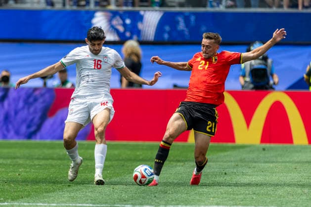 June 21, 2026, Los Angeles, California, USA: IR Iran Mehdi Torabi (16) and Belgium Timothy Castagne (21) vie for the ball during the FIFA World Cup, WM, Weltmeisterschaft, Fussball Group G soccer match at SoFi Stadium in Inglewood, Calif., Sunday, June 21, 2026. World Cup 2026: IR Iran 0:0 Belgium  - ZUMAc68_ 20260621_zaf_c68_028 Copyright: xRingoxChiux