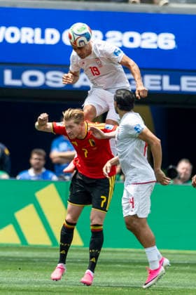 June 21, 2026, Los Angeles, California, USA: IR Iran Ali Nemati (19) heads the ball Ober Belgium Kevin De Bruyne (7) during the FIFA World Cup, WM, Weltmeisterschaft, Fussball Group G soccer match at SoFi Stadium in Inglewood, Calif., Sunday, June 21, 2026. Los Angeles USA - ZUMAc68_ 20260621_zaf_c68_035 Copyright: xRingoxChiux