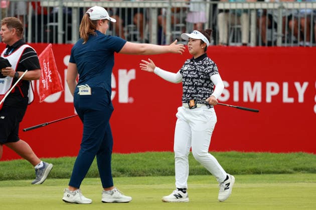 Meijer LPGA, Golf Damen Classic by Simply Give Belmont, MI - JUNE 21: Lottie Woad of England (left) goes to hug Miyu Yamashita of Japan (right) after Miyu Yamashit won on the 18th green in a playoff the Meijer LPGA Classic by Simply Give at Blythefield Country Club on June 21, 2026 in Belmont, Michigan. Belmont Michigan United States  Copyright: xAmyxLemusx originalFilename:lemus-meijerlp260621_npps8.jpg