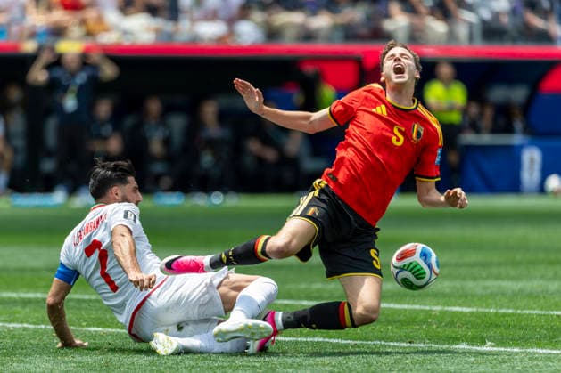 June 21, 2026, Los Angeles, California, USA: IR Iran Alireza Jahanbakhsh (7) collides with Belgium Maxim De Cuyper (5) during the FIFA World Cup, WM, Weltmeisterschaft, Fussball Group G soccer match at SoFi Stadium in Inglewood, Calif., Sunday, June 21, 2026. Los Angeles USA - ZUMAc68_ 20260621_zaf_c68_039 Copyright: xRingoxChiux