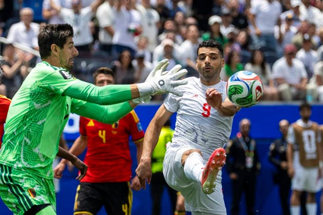 June 21, 2026, Los Angeles, California, USA: Belgium goalkeeper Thibaut Courtois (1) makes a save against IR Iran Mehdi Taremi (9) during the FIFA World Cup, WM, Weltmeisterschaft, Fussball Group G soccer match at SoFi Stadium in Inglewood, Calif., Sunday, June 21, 2026. World Cup 2026: IR Iran 0:0 Belgium  - ZUMAc68_ 20260621_zaf_c68_041 Copyright: xRingoxChiux