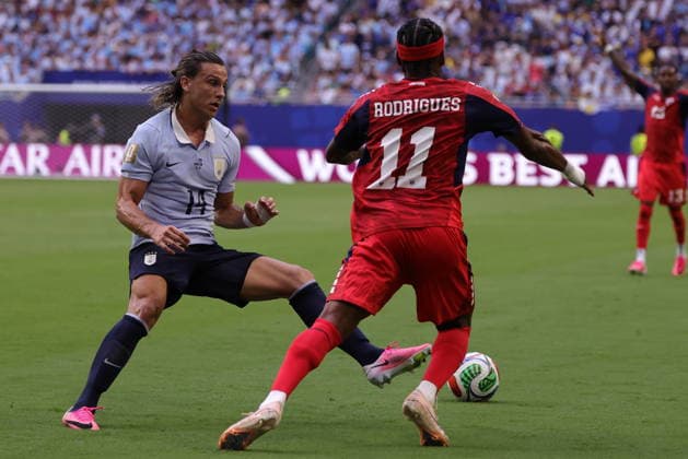 FIFA World Cup, WM, Weltmeisterschaft, Fussball 2026 - Group H - Uruguay vs Cape Verde Agustin Canobbio of Uruguay (L) in action against Garry Rodrigues of Cape Verde (R) during the FIFA World Cup 2026 group stage match Uruguay against Cape Verde, in Miami, Florida, USA, 21 June 2026. MIAMI United States  Copyright: xCRISTOBALxHERRERA-ULASHKEVICHx
