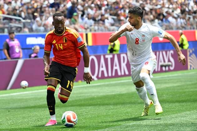 Belgium vs Iran - FIFA World Cup, WM, Weltmeisterschaft, Fussball 2026 LOS ANGELES, USA - JUNE 21 : Lukebakio Dodi forward of Belgium is challenged by Mohebbi Mohammad midfielder of Iran during the FIFA World Cup 2026 Group G match between Belgium and Iran at the SOFI STADIUM on June 21, 2026 in Los Angeles, USA, 21 06 2026 Los Angeles United States of America  Copyright: xNicoxVereeckenx