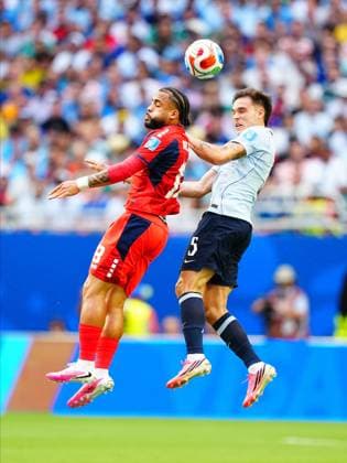 Uruguay v Cape Verde - FIFA World Cup, WM, Weltmeisterschaft, Fussball 2026 - Group H FLORIDA, USA - JUNE 21: Telmo Arcanjo (18) of Cape Verde in action against Manuel Ugarte (5) of Uruguay during the 2026 FIFA World Cup First Stage Group H match between Uruguay and Cape Verde at the Hard Rock Stadium (Miami Stadium) in Miami Gardens, Florida, United States on June 21, 2026. Evrim Aydin Anadolu Florida United States. Editorial use only. Please get in touch for any other usage.  Copyright: x2026xAnadoluxEvrimxAydinx