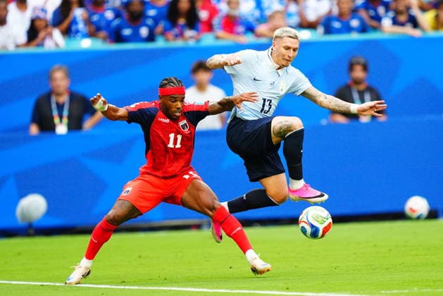 Uruguay v Cape Verde - FIFA World Cup, WM, Weltmeisterschaft, Fussball 2026 - Group H FLORIDA, USA - JUNE 21: Garry Rodrigues (11) of Cape Verde in action against Guillermo Varela (13) of Uruguay during the 2026 FIFA World Cup First Stage Group H match between Uruguay and Cape Verde at the Hard Rock Stadium (Miami Stadium) in Miami Gardens, Florida, United States on June 21, 2026. Evrim Aydin Anadolu Florida United States. Editorial use only. Please get in touch for any other usage.  Copyright: x2026xAnadoluxEvrimxAydinx